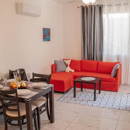Cozy 1 Bedroom Apartment In Walking Distance To The Municipal Beach Paphos Exterior foto
