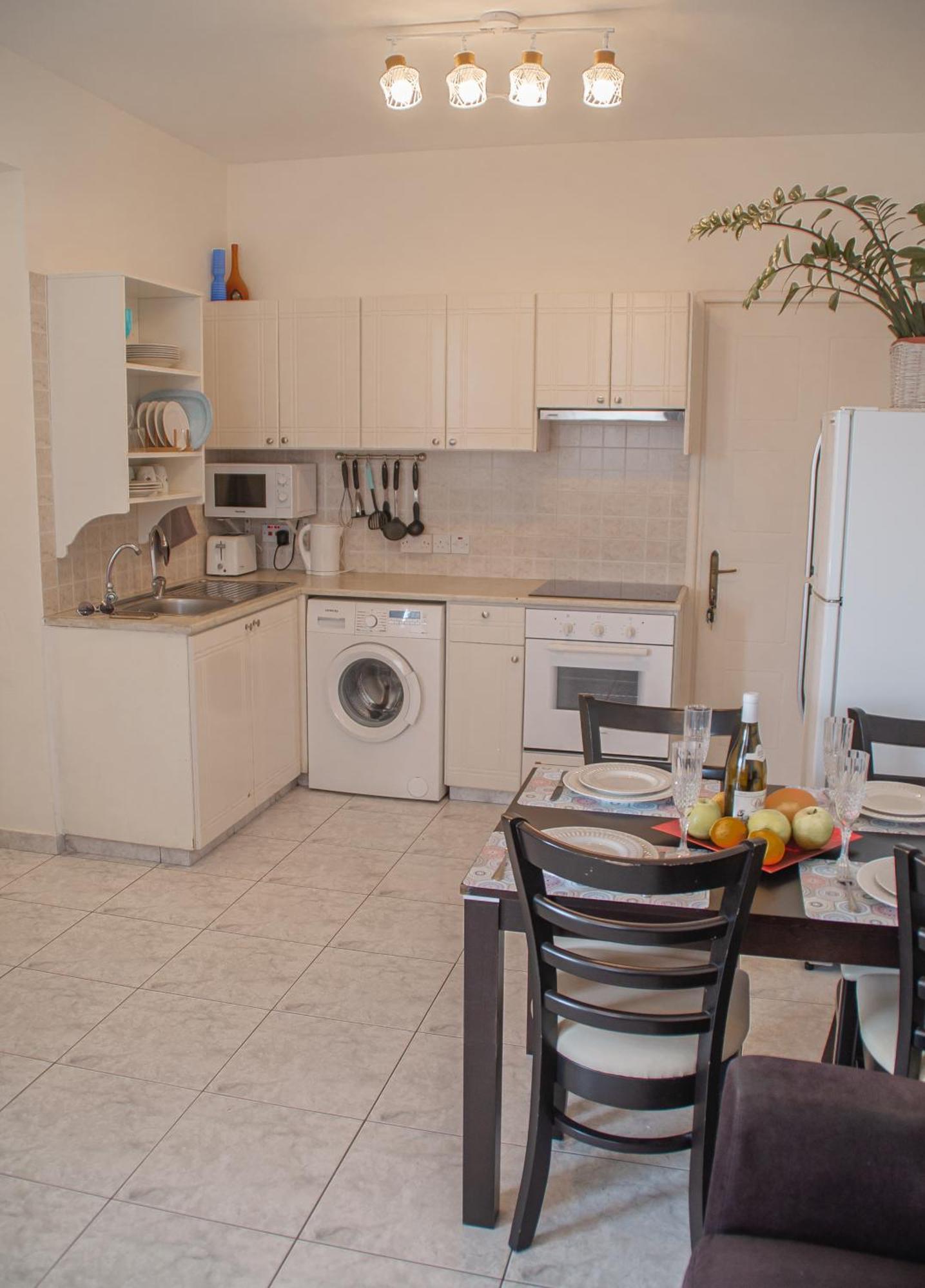 Cozy 1 Bedroom Apartment In Walking Distance To The Municipal Beach Paphos Exterior foto